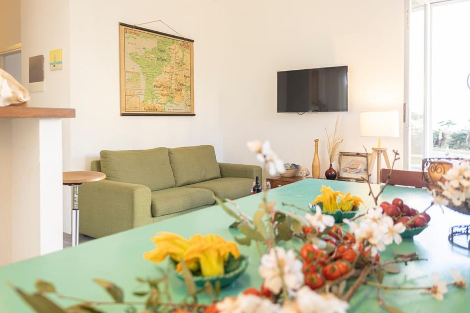 TV and multimedia, Living room, Dining area