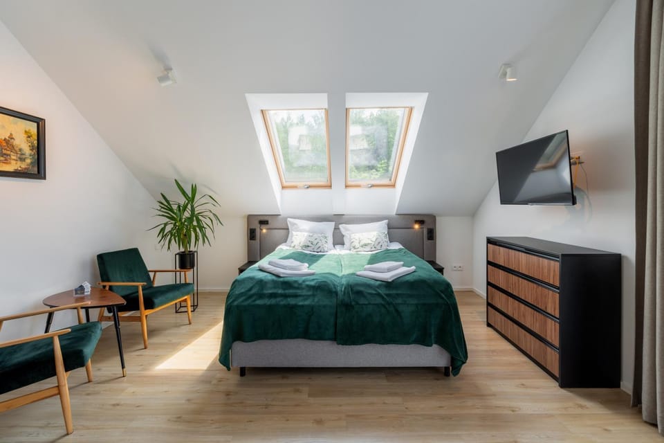 Bed, TV and multimedia, Photo of the whole room, Bedroom