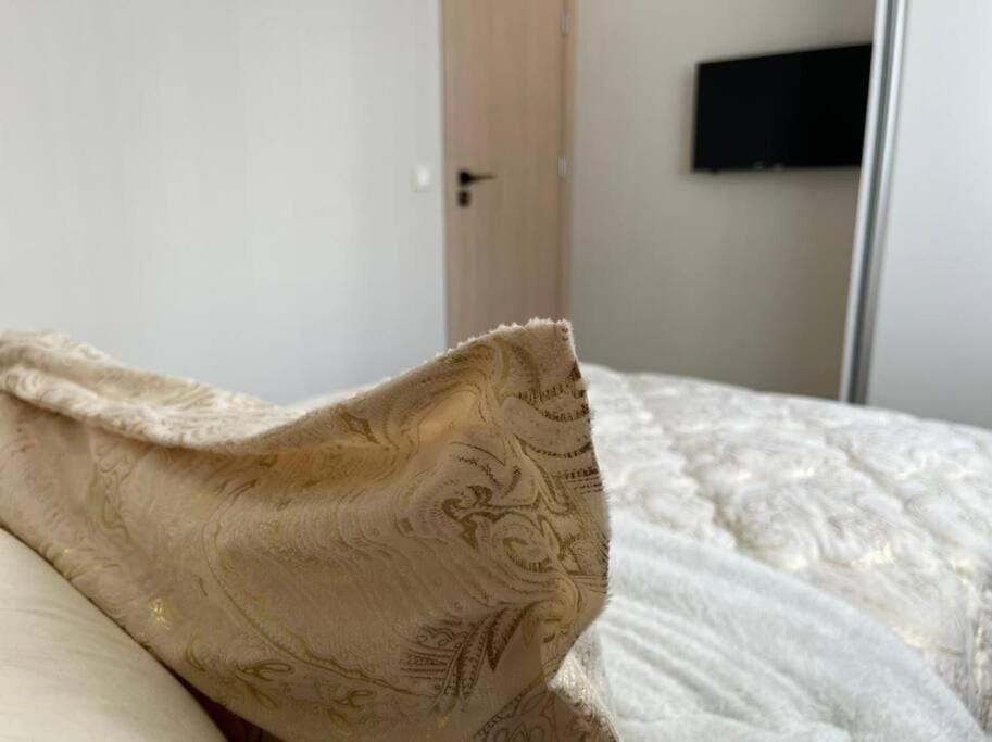 Bed, TV and multimedia, Bedroom