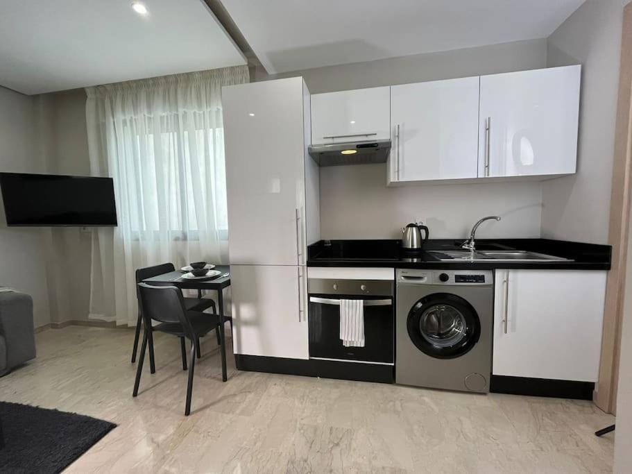Kitchen or kitchenette, Dining area, pet friendly, stove, washing machine