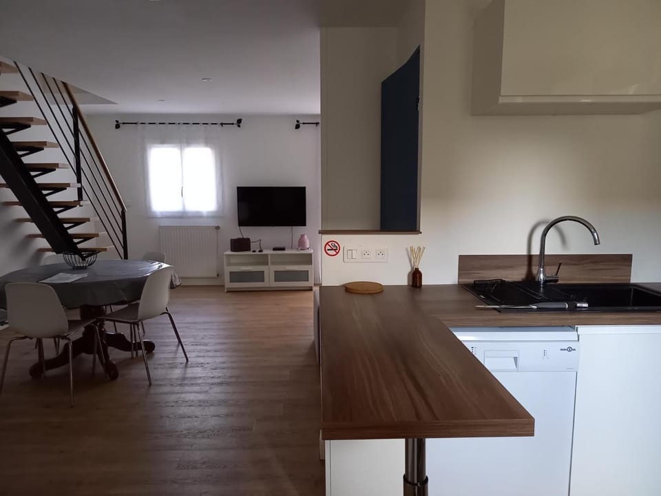 Communal lounge/ TV room, Kitchen or kitchenette, Dining area, stove