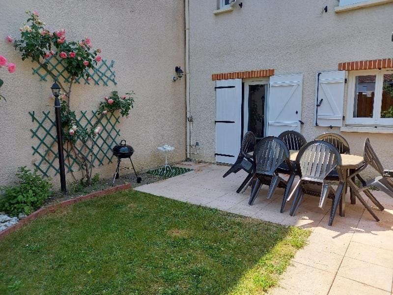 Patio, Day, Garden, Dining area, Garden view