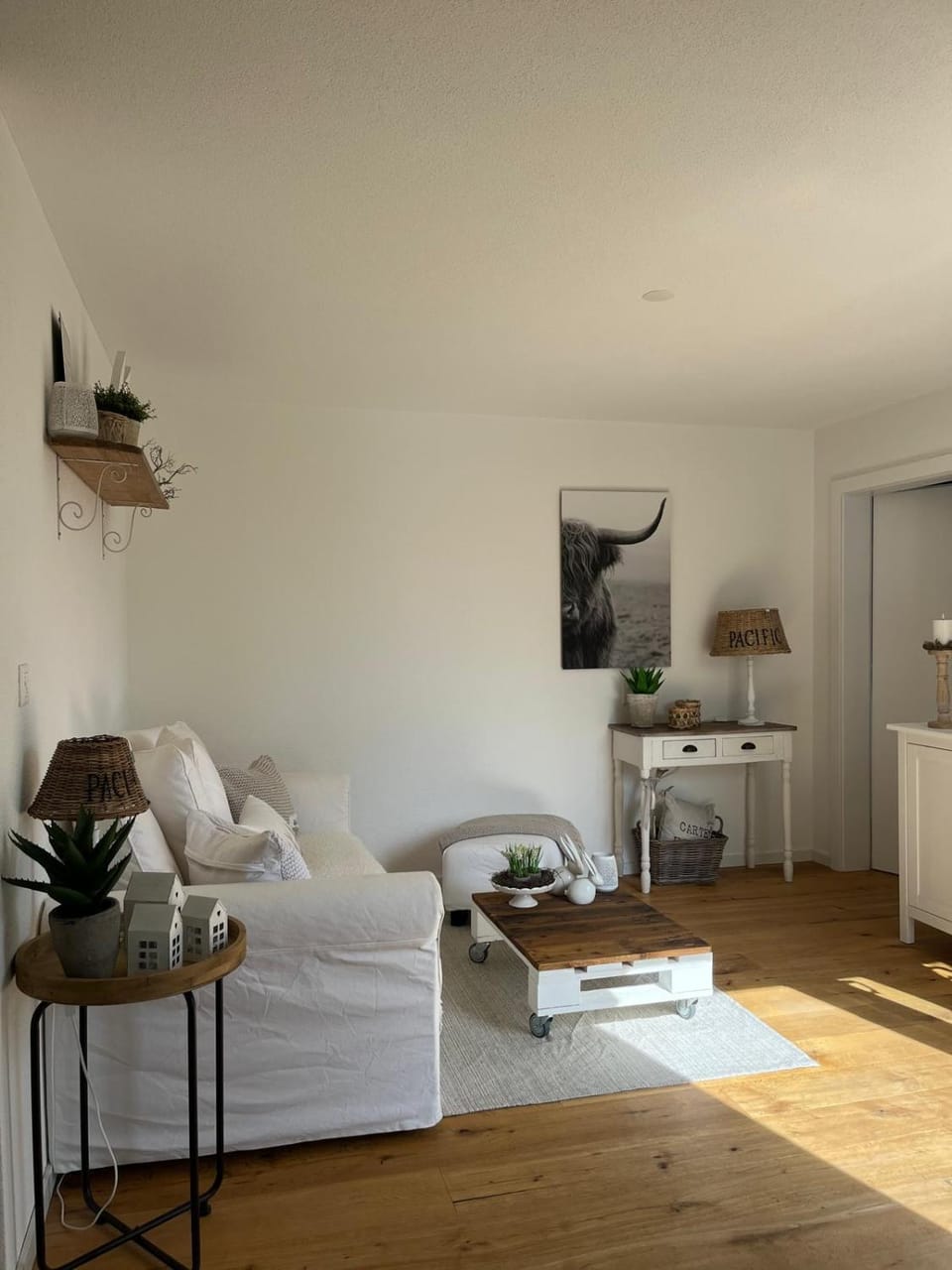 Facade/entrance, Spring, Living room, Decorative detail, Seating area