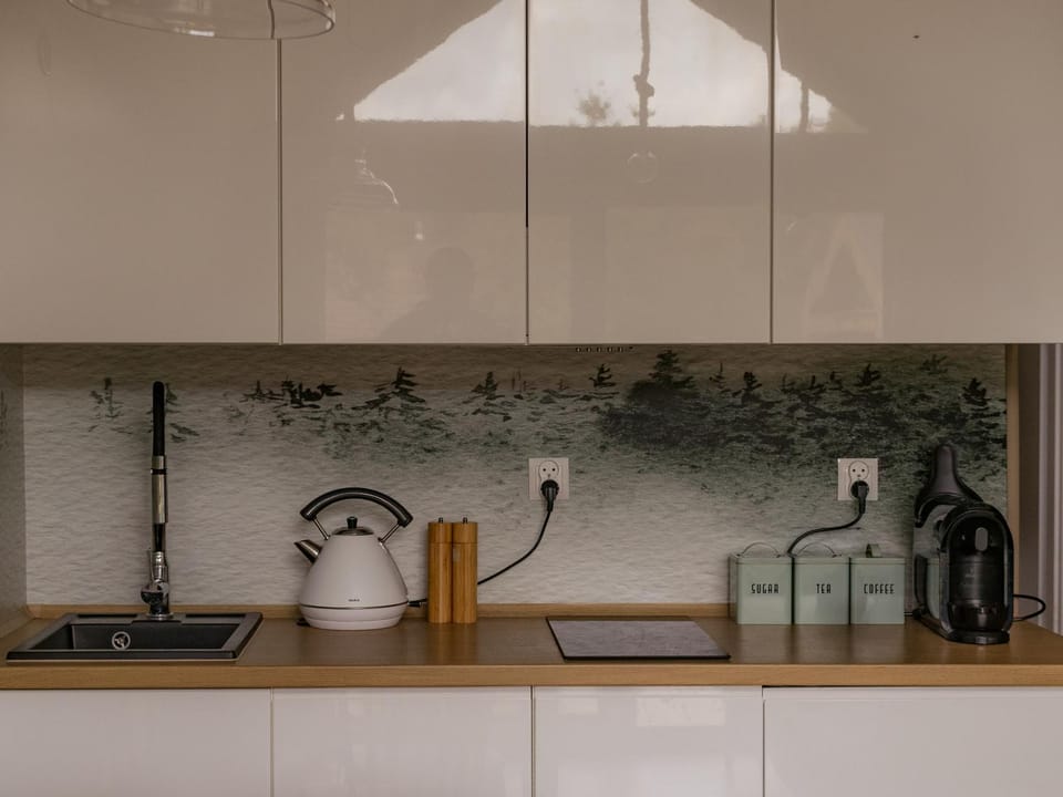 Coffee/tea facilities, Kitchen or kitchenette, Breakfast, microwave, stove, kitchen