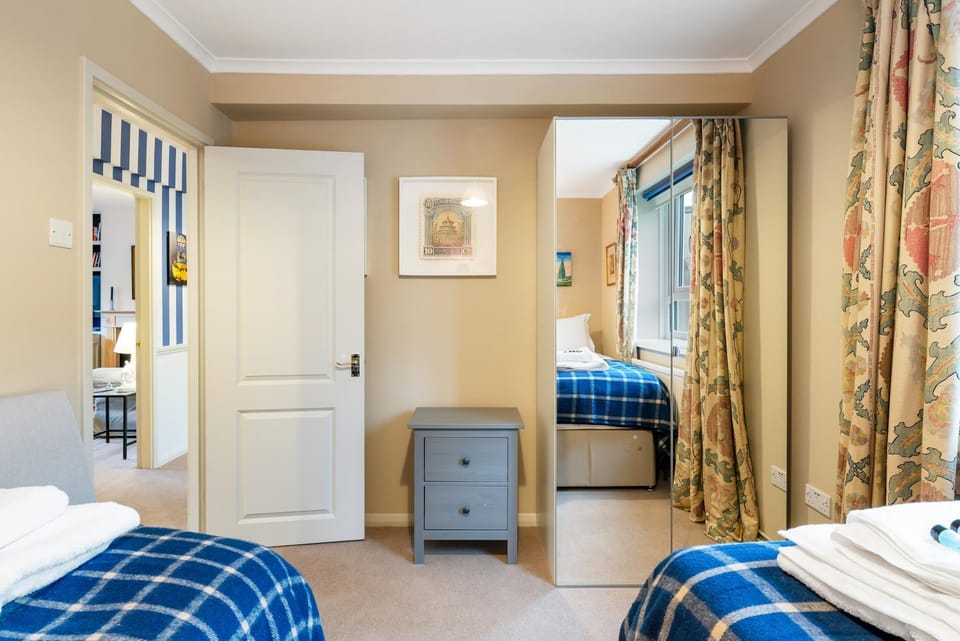 Bed, Photo of the whole room, Bedroom, hair dresser, internet, towels, wardrobe