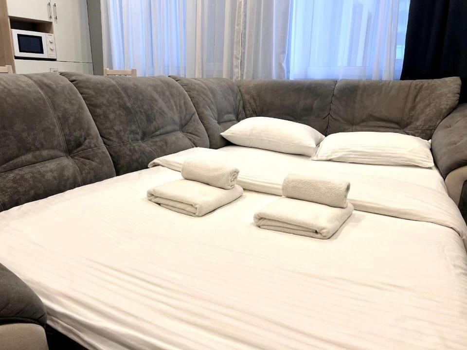 ApartPoltava Світла СТУДІЯ в НОВОМУ комфортному будинку, БІЛА АЛЬТАНКА Готельний чек Apartment in Ukraine