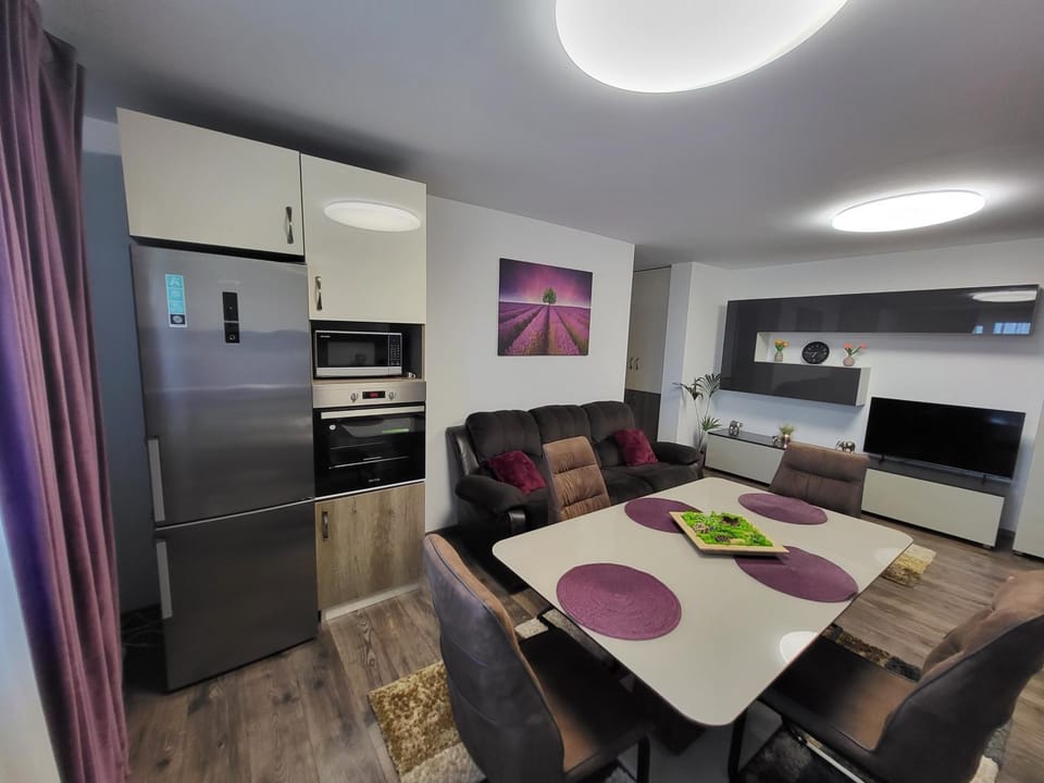 Kitchen or kitchenette, Living room, Seating area, Dining area, minibar, oven