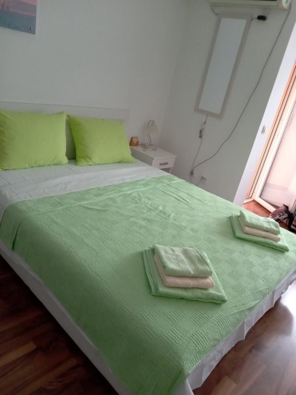 Bed, towels