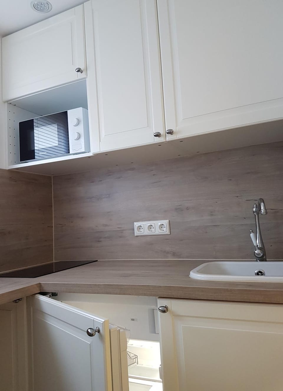 Kitchen or kitchenette, minibar, stove