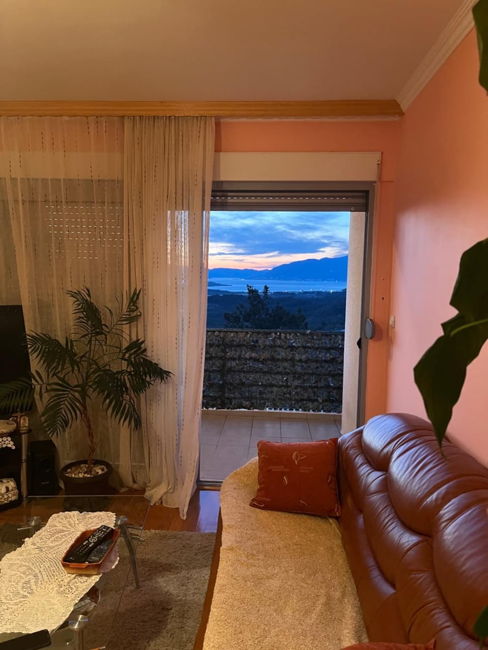 TV and multimedia, Living room, Seating area, Mountain view