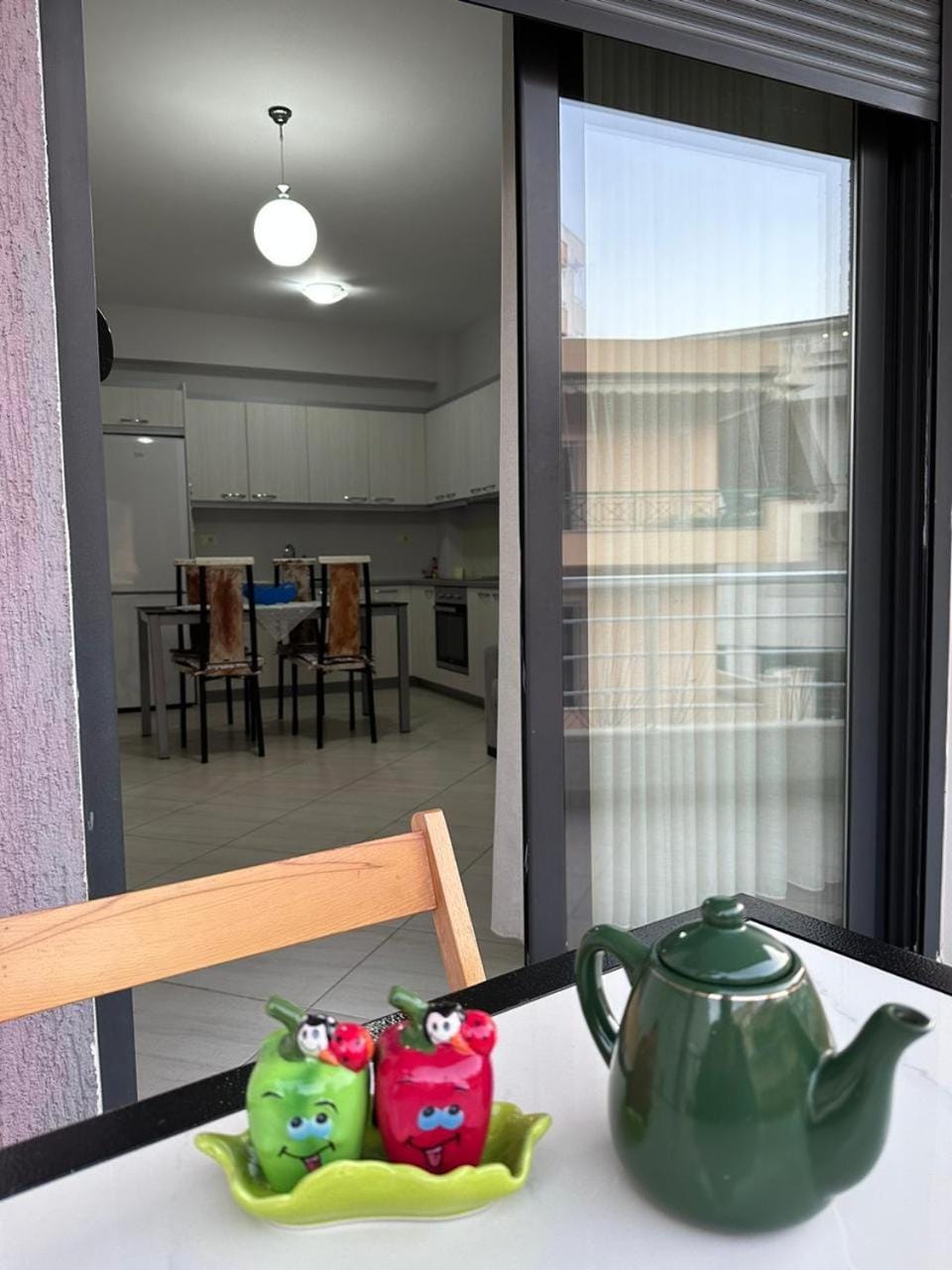 Coffee/tea facilities, Living room, Seating area, Dining area, Food