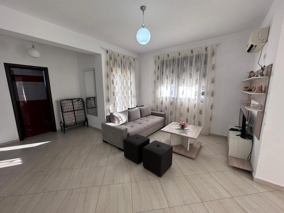 Bed, Living room, Photo of the whole room, Seating area, Bedroom
