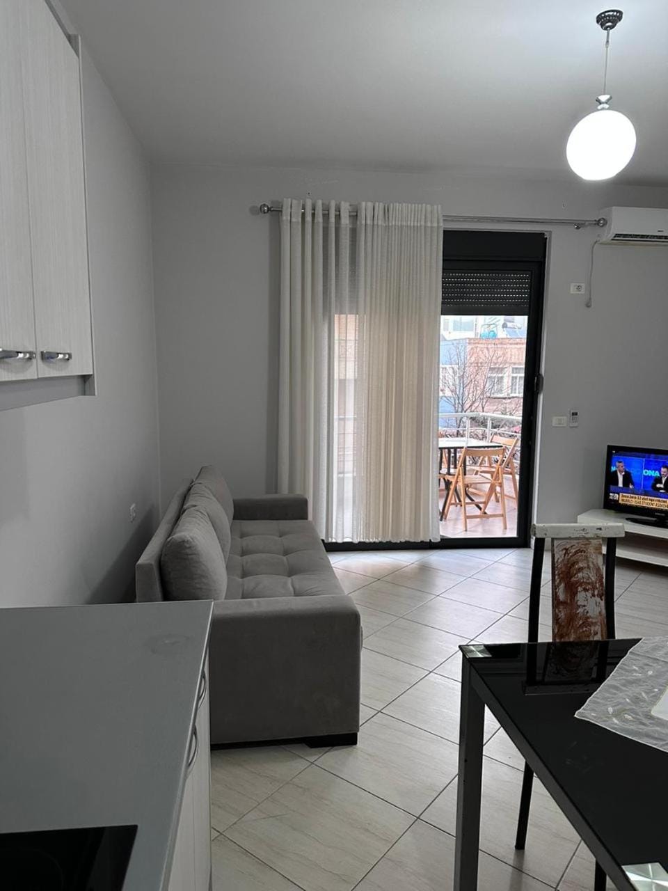 Bed, TV and multimedia, Living room, Photo of the whole room