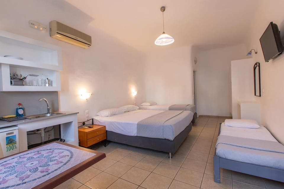 Bed, TV and multimedia, Kitchen or kitchenette, Photo of the whole room