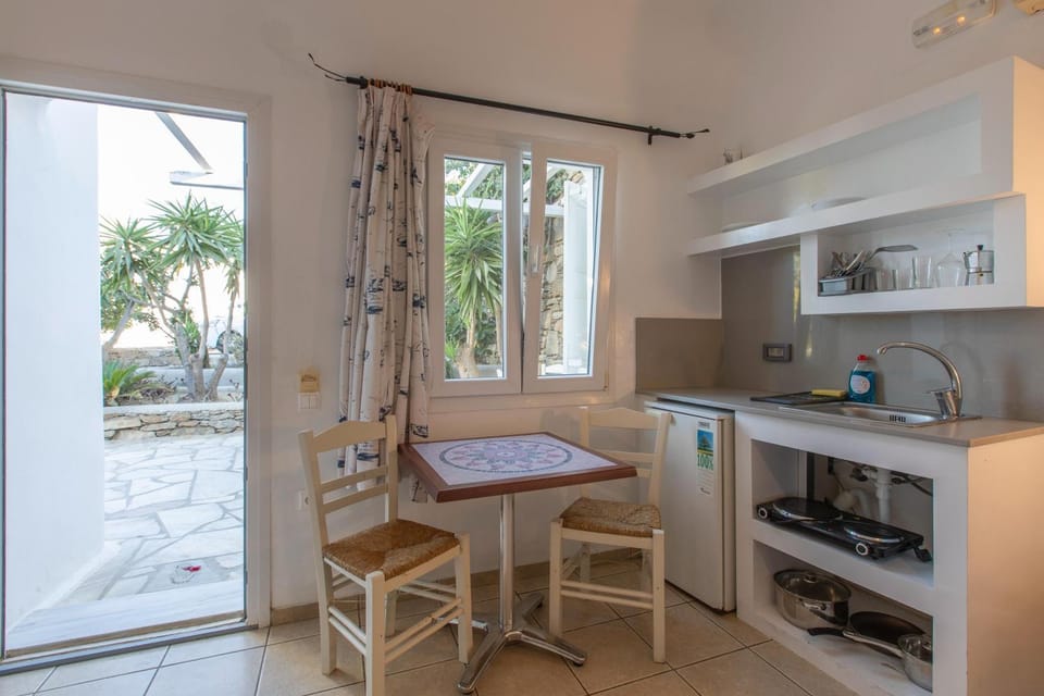 Kitchen or kitchenette, Dining area, stove