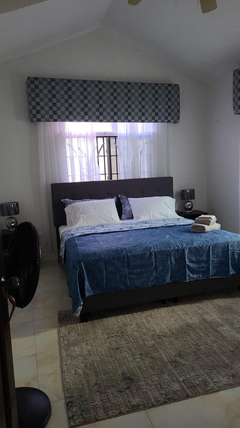 Caribbean Estates, 10 mins from the Beach, Beautiful Gated Community House in Portmore