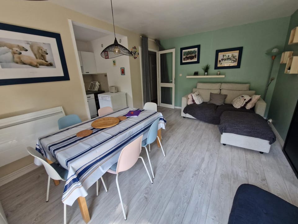 Living room, Dining area