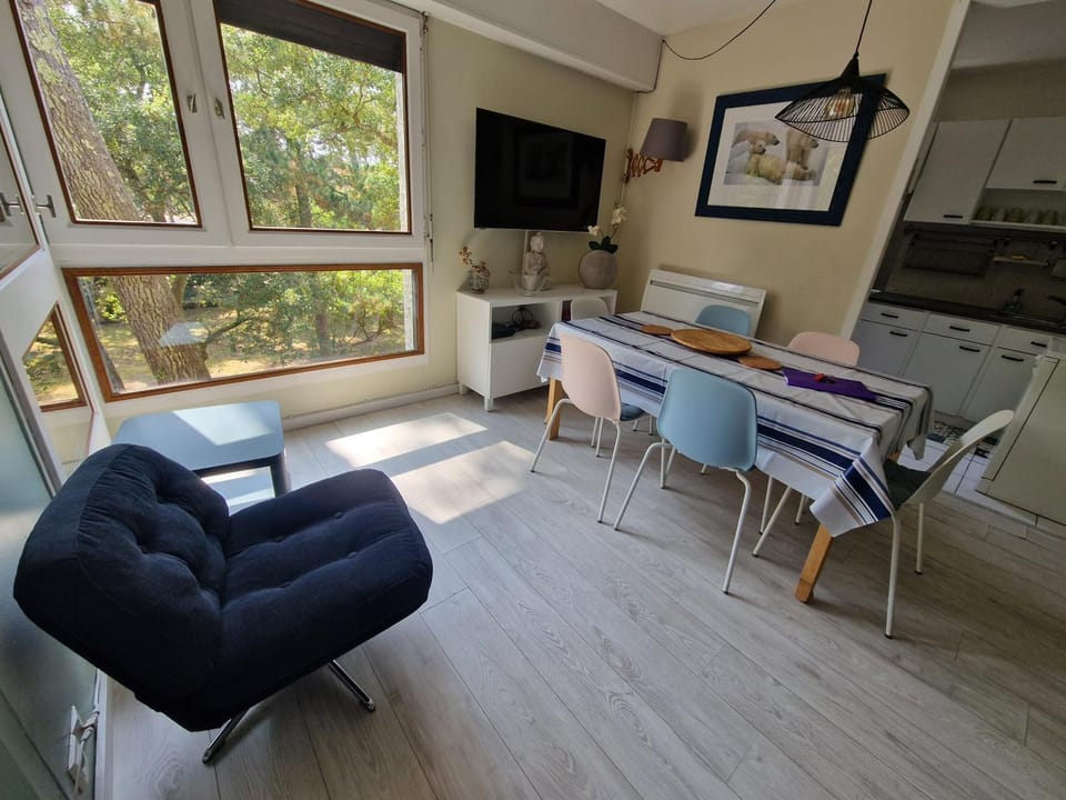 Communal lounge/ TV room, TV and multimedia, Dining area