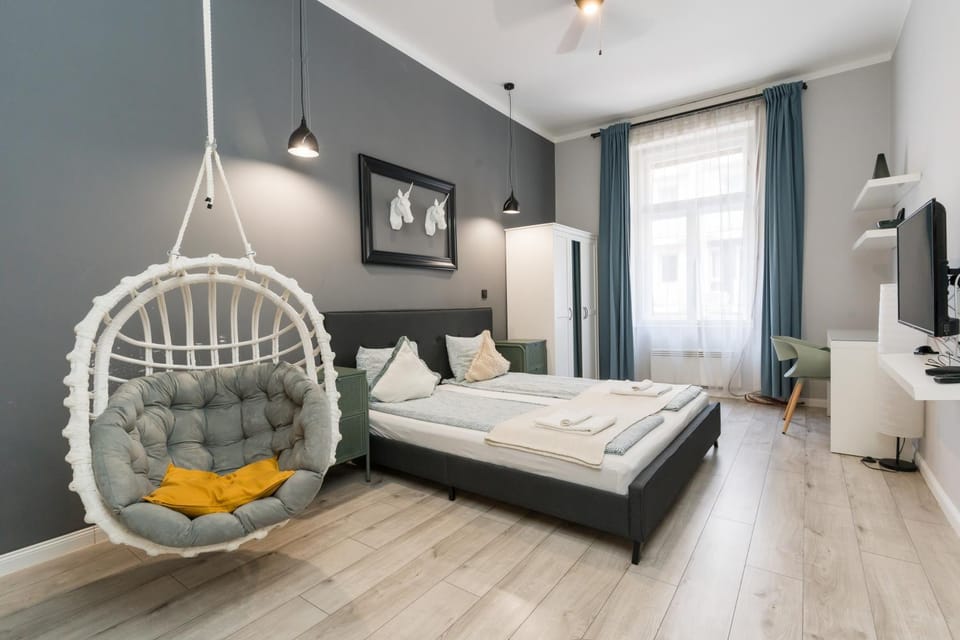 Bed, TV and multimedia, Bedroom