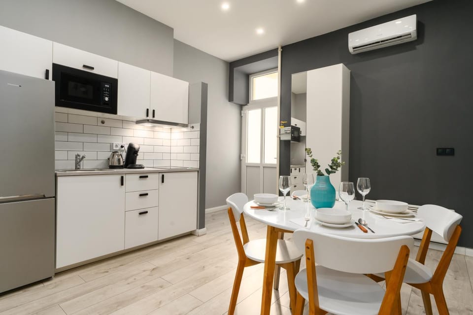 Kitchen or kitchenette, Dining area, stove
