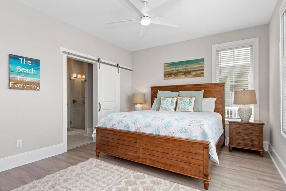 Luxury Beach Condo 5 Min Walk to Beach & Shops! House in Emerald Isle