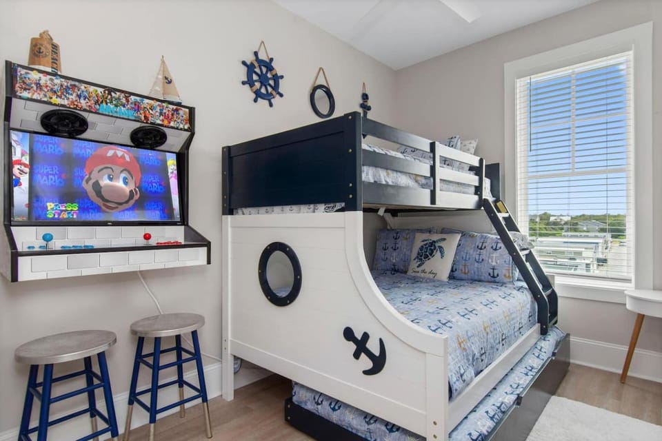 Luxury Beach Condo 5 Min Walk to Beach & Shops! House in Emerald Isle