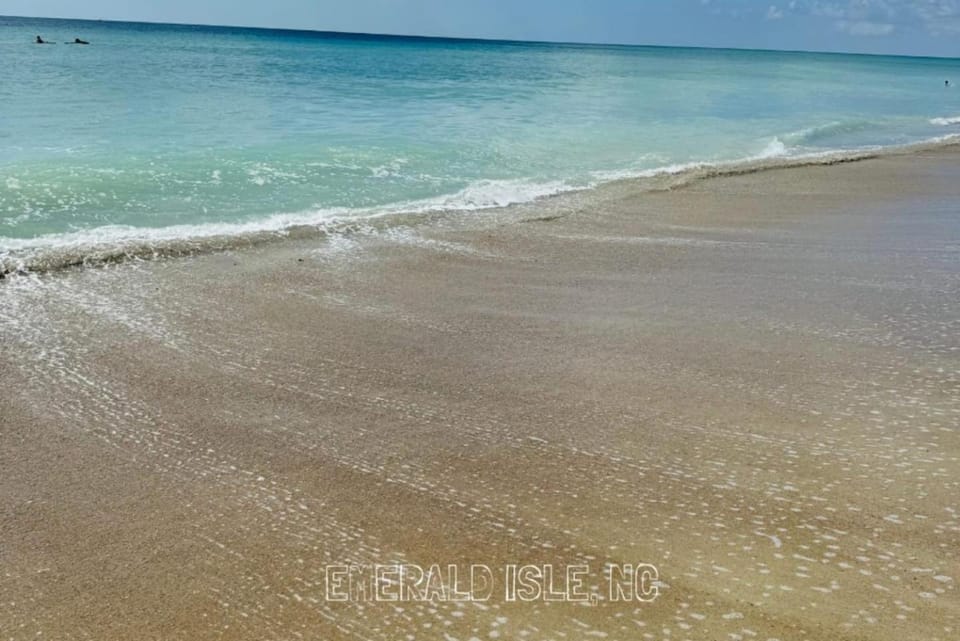 Luxury Beach Condo 5 Min Walk to Beach & Shops! House in Emerald Isle