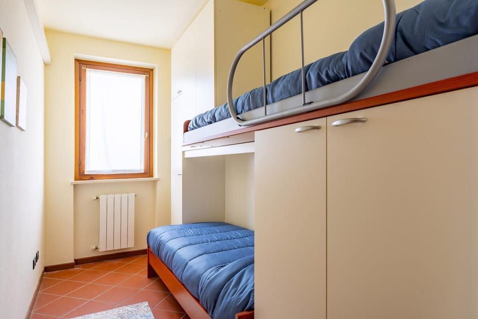 Bed, Photo of the whole room, Bedroom, bunk bed, internet