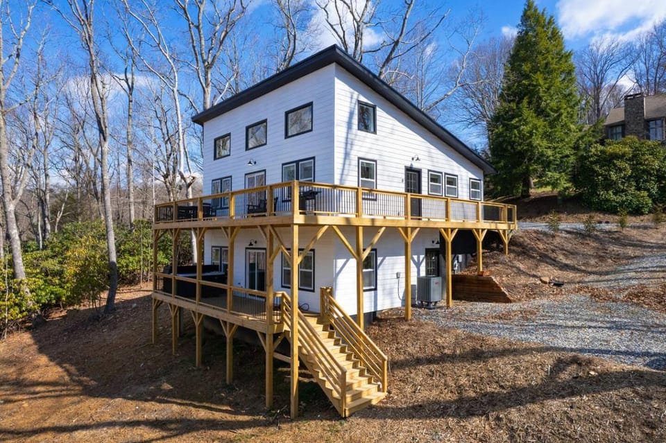 New Cabin, 5 Minutes to Boone, Long Range Views! Cabin in Watauga