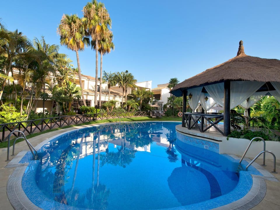 Day, Swimming pool