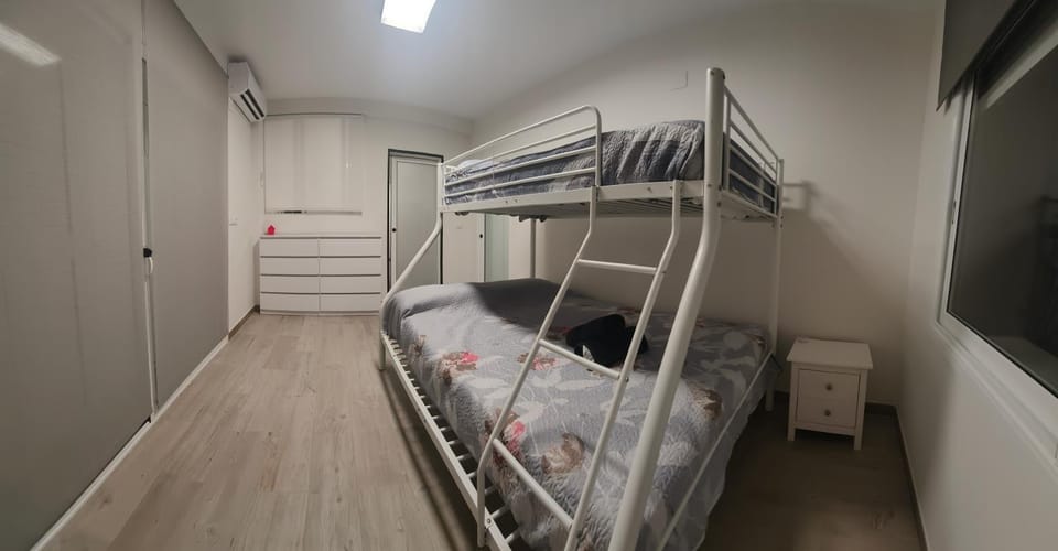Photo of the whole room, Bedroom, children, young children, older children, bunk bed