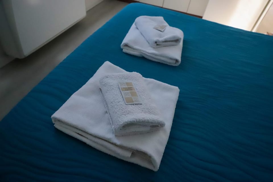 Bedroom, towels