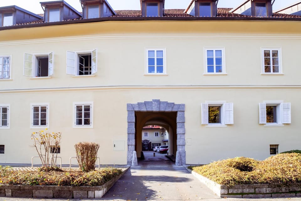 Property building, Facade/entrance, Day