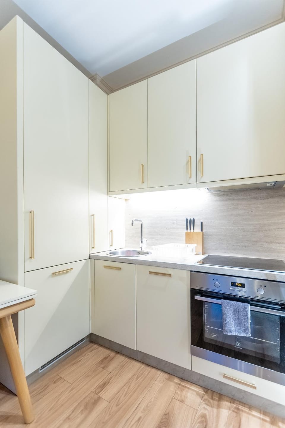 Kitchen or kitchenette, dishwasher, oven, stove