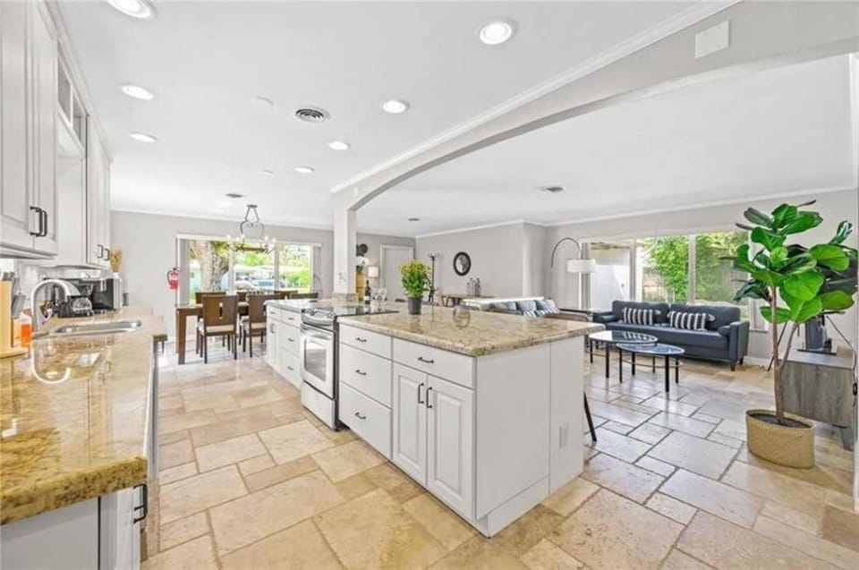 Home wpool by Dream Vacation unit 332 House in Wilton Manors
