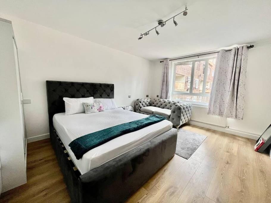 Bed, TV and multimedia, Bedroom, towels
