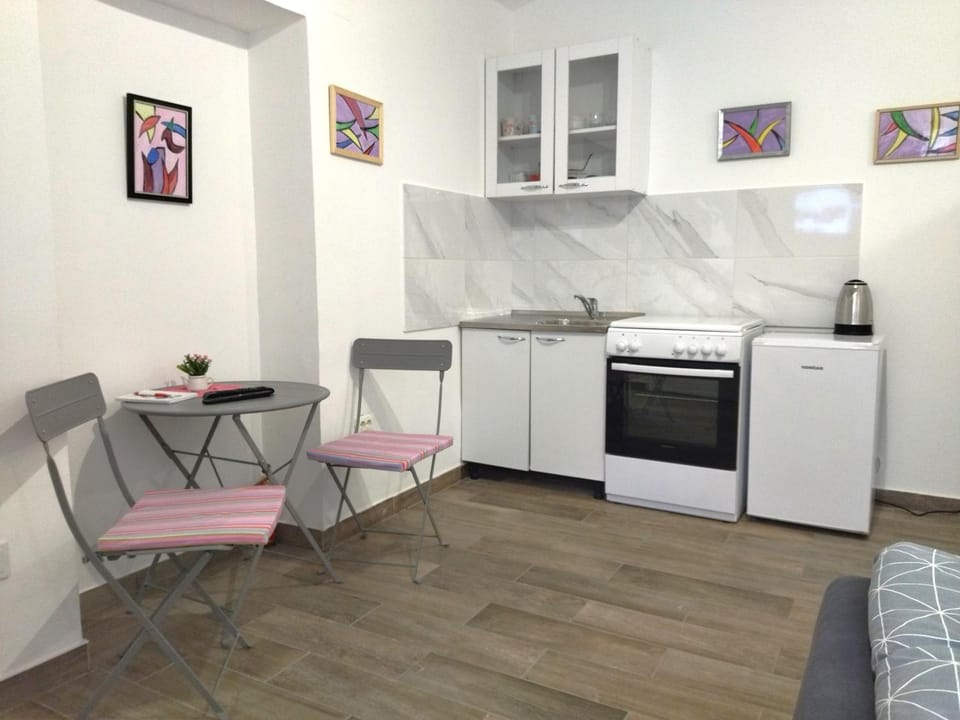 Kitchen or kitchenette, Seating area, pet friendly, stove