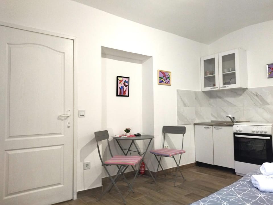 Kitchen or kitchenette, Dining area, pet friendly, stove