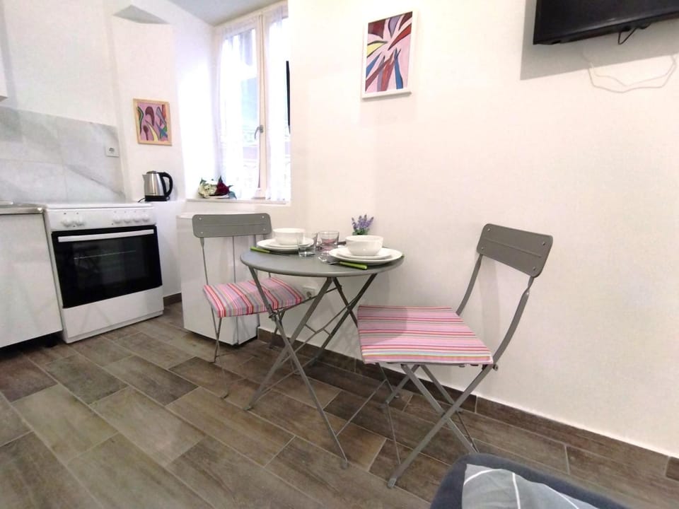 Kitchen or kitchenette, Bedroom