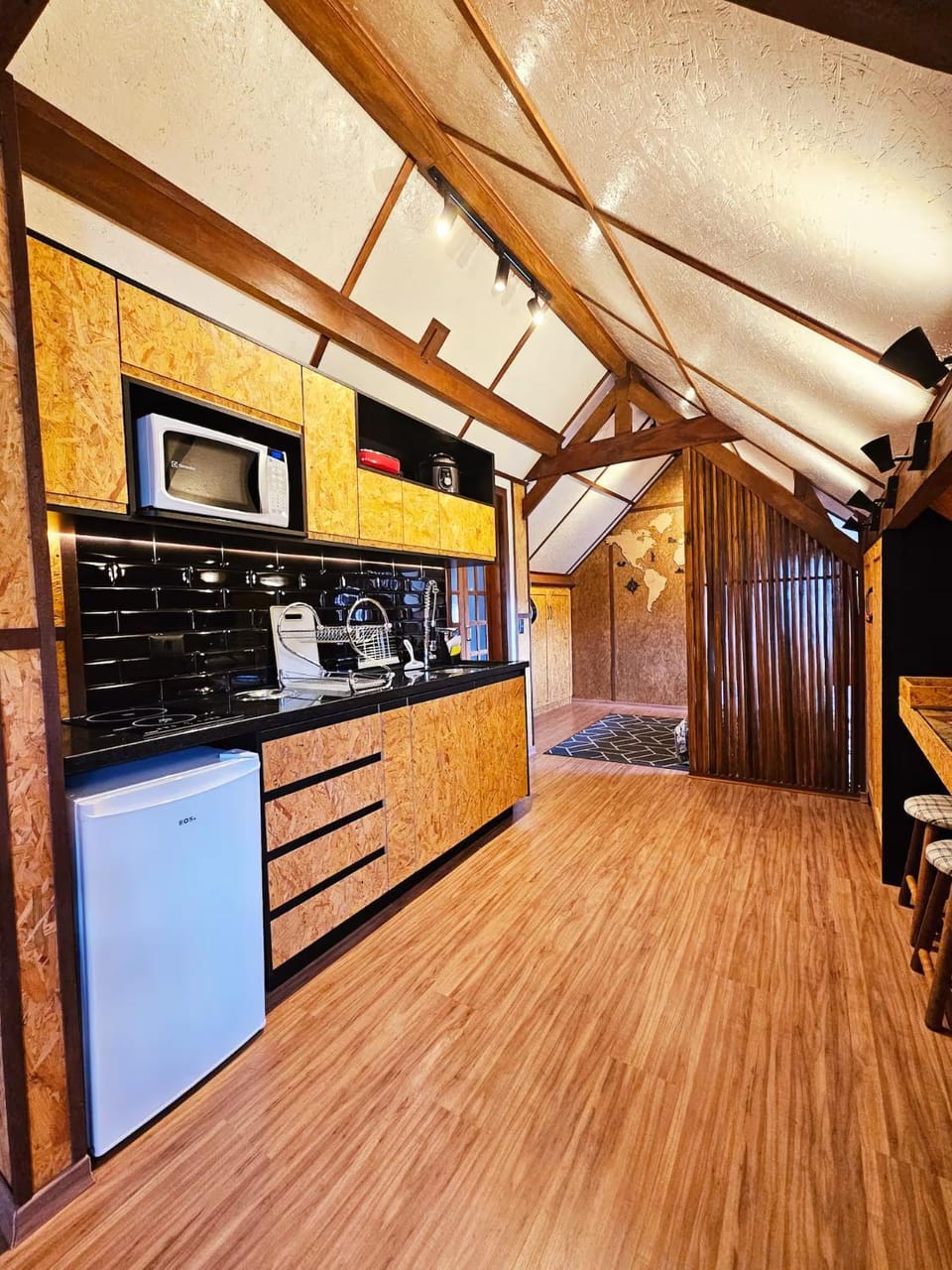 Kitchen or kitchenette, microwave, minibar