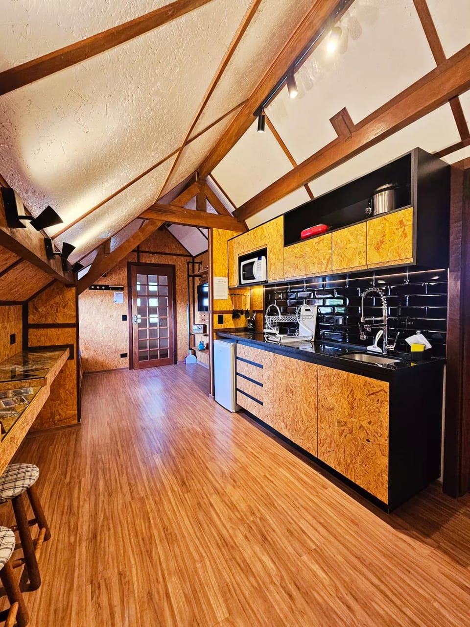 Kitchen or kitchenette, microwave, minibar