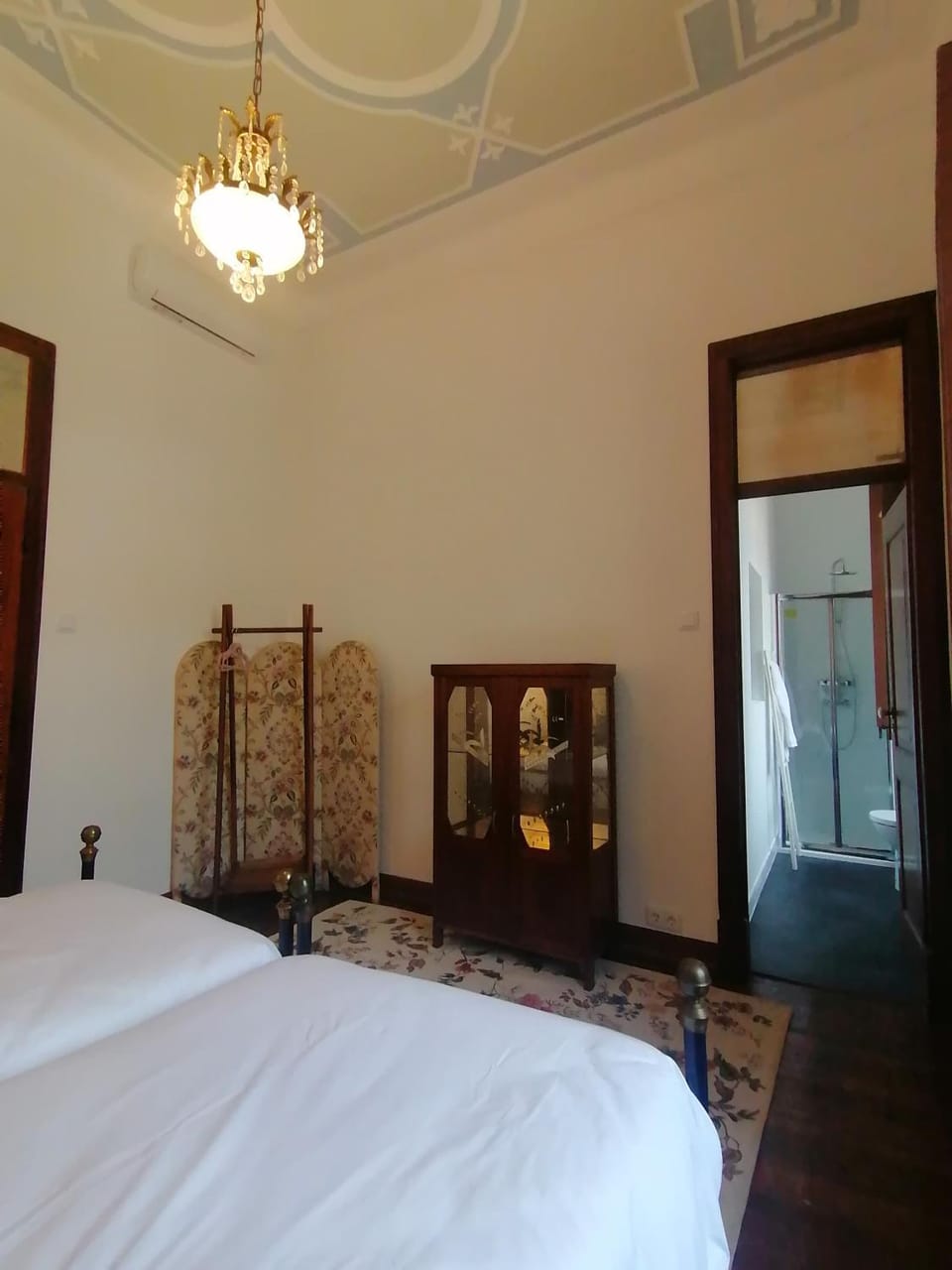 Toilet, Decorative detail, Bedroom, Area and facilities