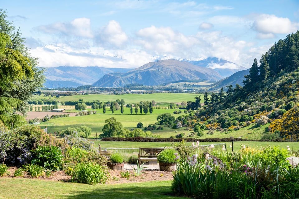 Criffel Bluffs Cottage Bed and Breakfast in Wanaka