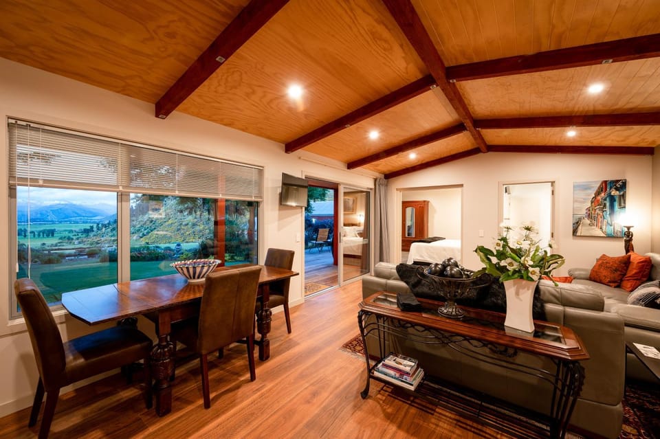 Criffel Bluffs Cottage Bed and Breakfast in Wanaka