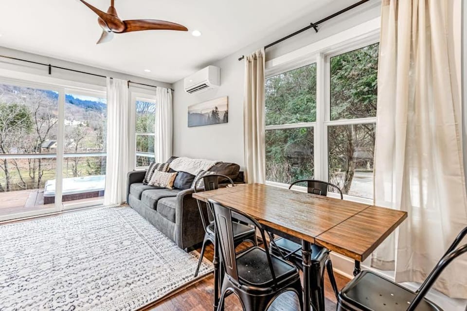 Grove Park View House in Woodfin