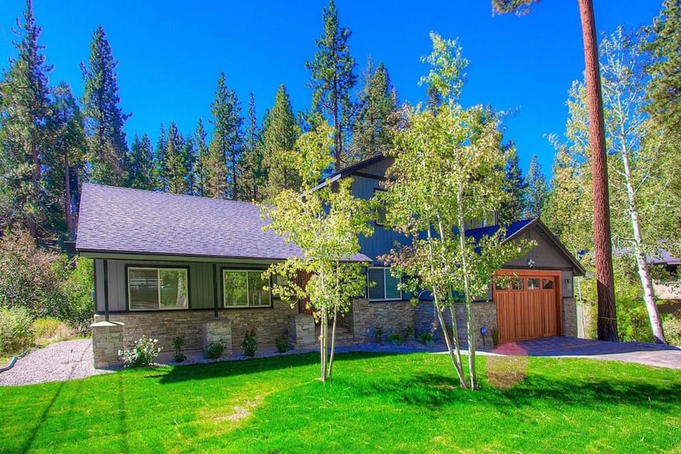 Creek Side Summit home House in Round Hill Village