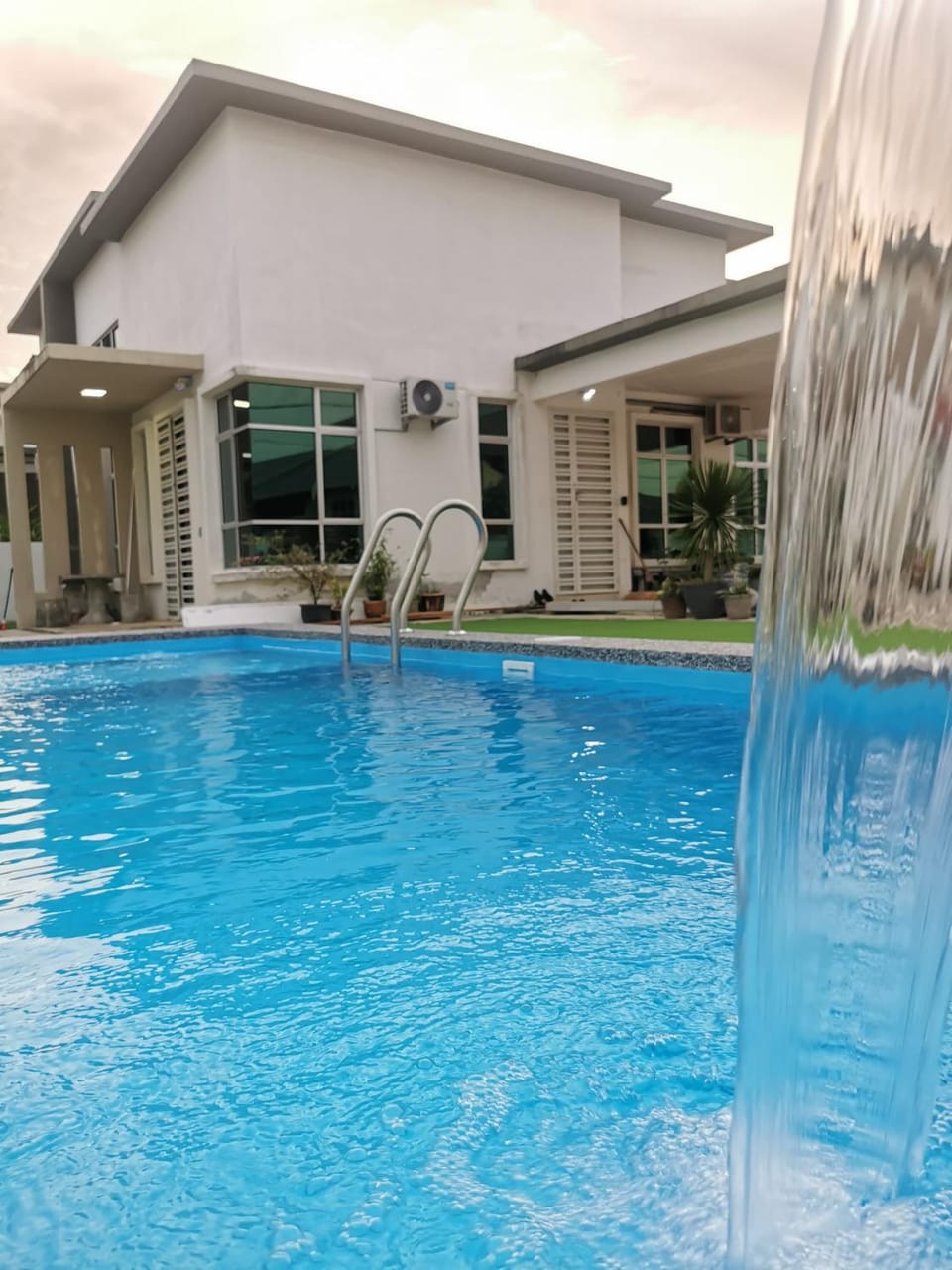 Homestay 88A Melaka for 9 pax with Private Pool, Smart TV, Netflix and Wifi House in Malacca