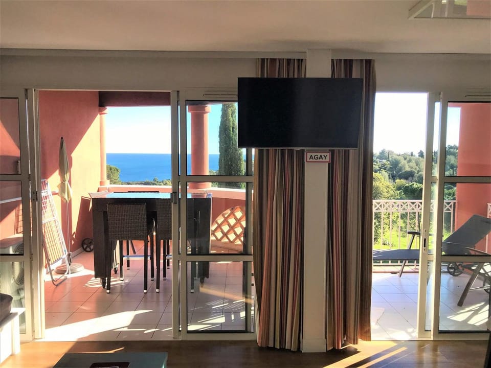 Cap Esterel: Appartement 3 pièces avec grande terrasse et vue mer - FR-1-504-659 Apartment in Saint-Raphael