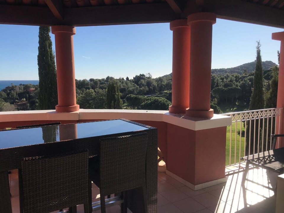 Cap Esterel: Appartement 3 pièces avec grande terrasse et vue mer - FR-1-504-659 Apartment in Saint-Raphael