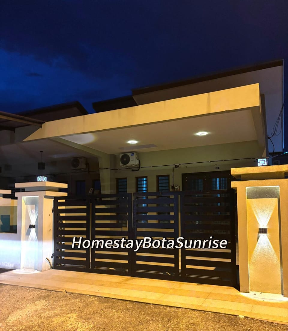 Homestay Bota Sunrise House in Perak Tengah District